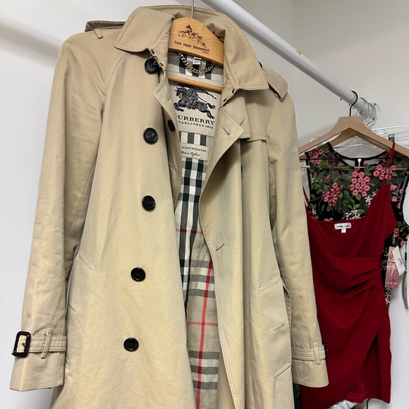 Burberry Long Trench Coat Colour: Honey
Coat Length: Long Size: USA 4 - Picture 2 of 12